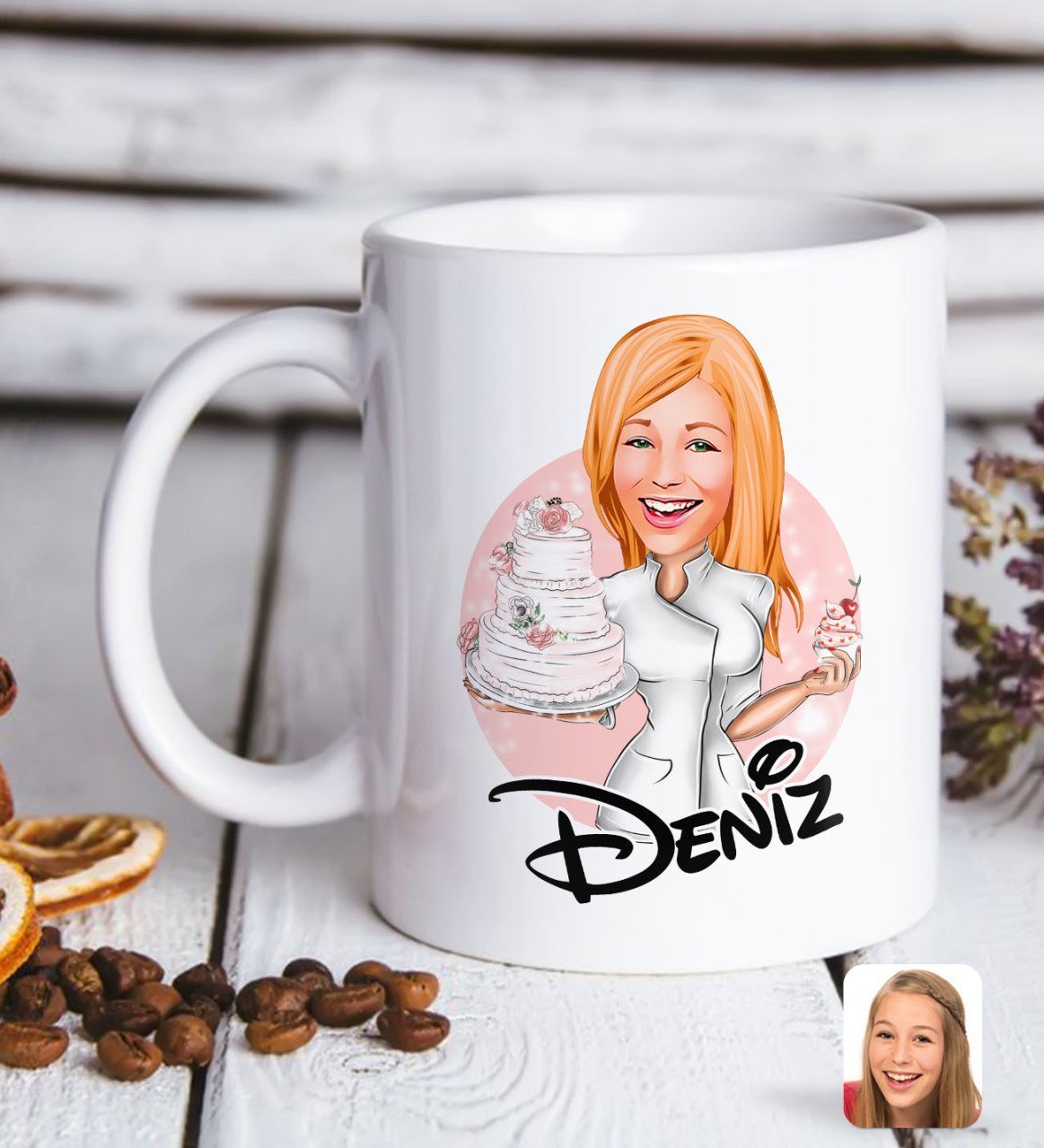 Personlig krus med kage kvinde tryk (1 person) - karikatur efter dine billeder - Just Karikatur