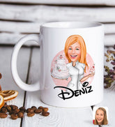 Personlig krus med kage kvinde tryk (1 person) - karikatur efter dine billeder - Just Karikatur